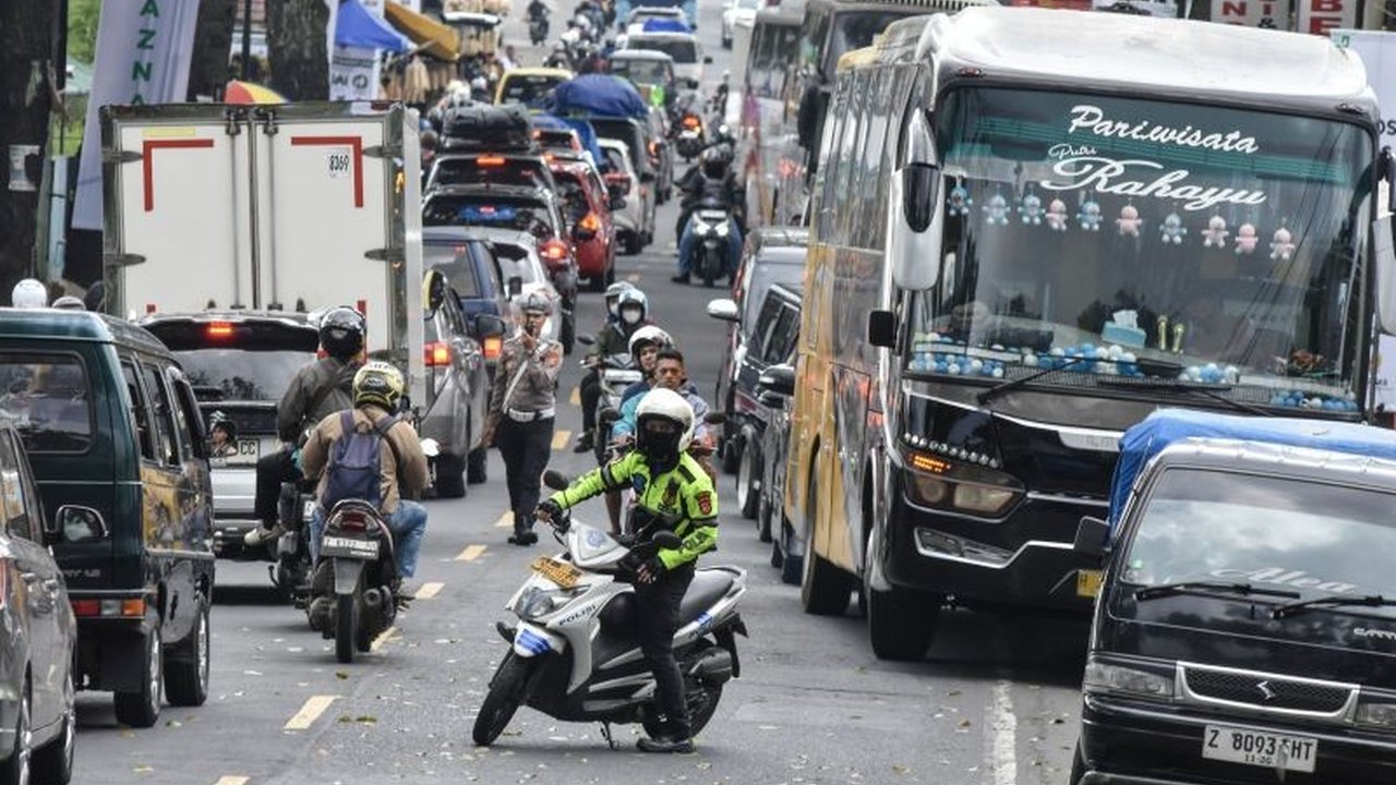 Polri dan pemerintah mengimbau masyarakat memanfaatkan kebijakan WFA untuk mengurai kepadatan lalu lintas saat arus balik Lebaran 2026, demi perjalanan yang lebih nyaman dan aman.