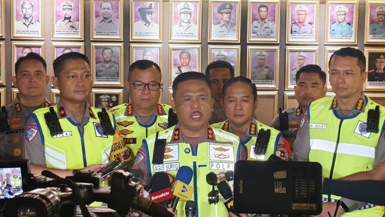 Korlantas Polri siapkan rekayasa lalu lintas one way untuk mengurai kepadatan puncak arus balik Lebaran 2026 yang diprediksi terjadi pada 24 Maret. Kebijakan ini diharapkan menciptakan kelancaran perjalanan bagi pemudik.