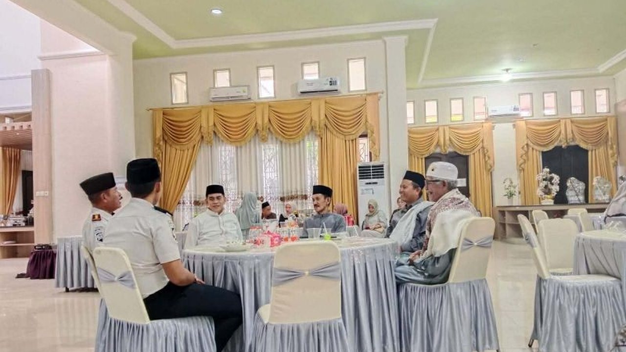 Bupati Parigi Moutong, Erwin Burase, memperkuat silaturahim dengan jajaran dan masyarakat melalui kegiatan Open House Bupati Parigi Moutong pada momen Lebaran Idul Fitri 1447 Hijriah/2026, membangun harmonisasi dan kebersamaan di daerah.