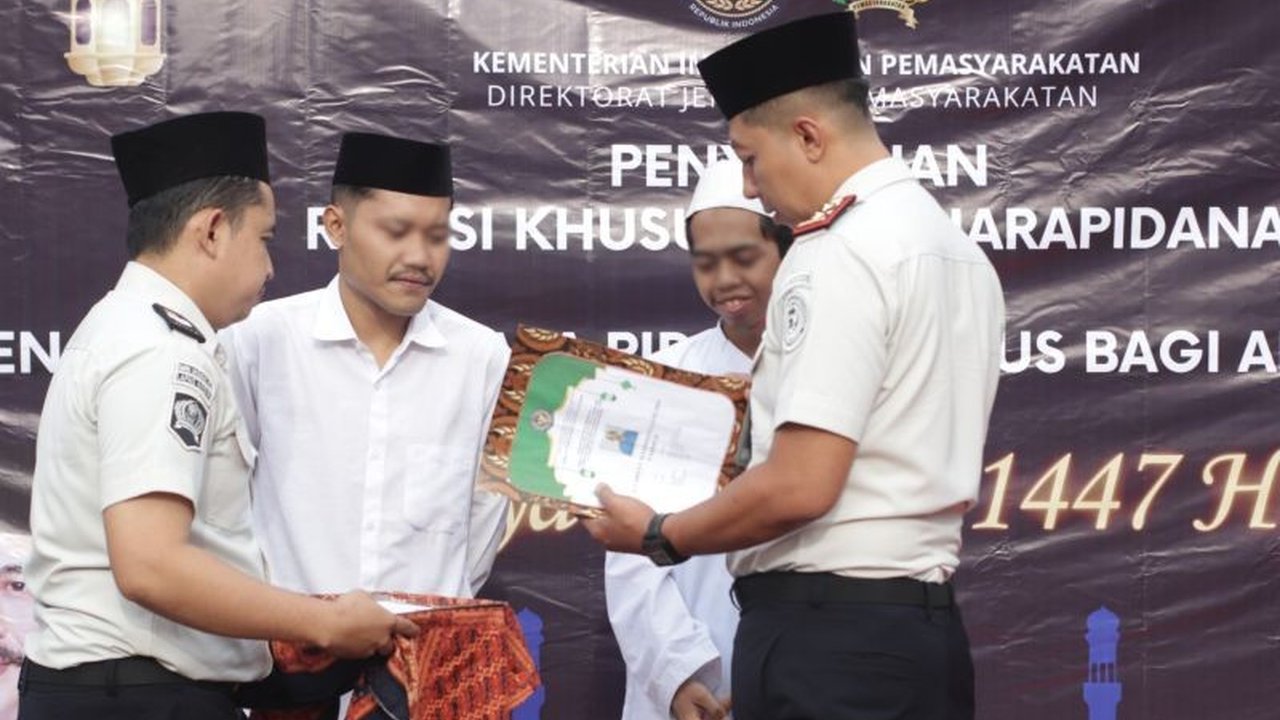 Lapas Kediri memberikan Remisi Idul Fitri 2026 kepada 475 warga binaan, empat di antaranya langsung menghirup udara bebas. Simak detail pengurangan masa pidana dan dampaknya terhadap motivasi pembinaan.
