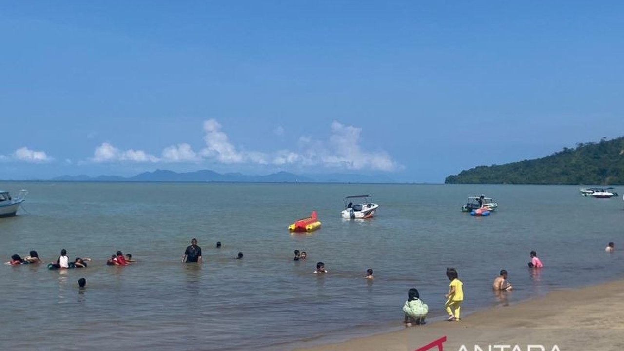 Libur Lebaran 2026, Pantai Pandan di Tapanuli Tengah alami penurunan pengunjung drastis hingga 50 persen. Apa penyebab utama penurunan pengunjung Pantai Pandan yang signifikan ini dan bagaimana dampaknya pada ekonomi lokal?