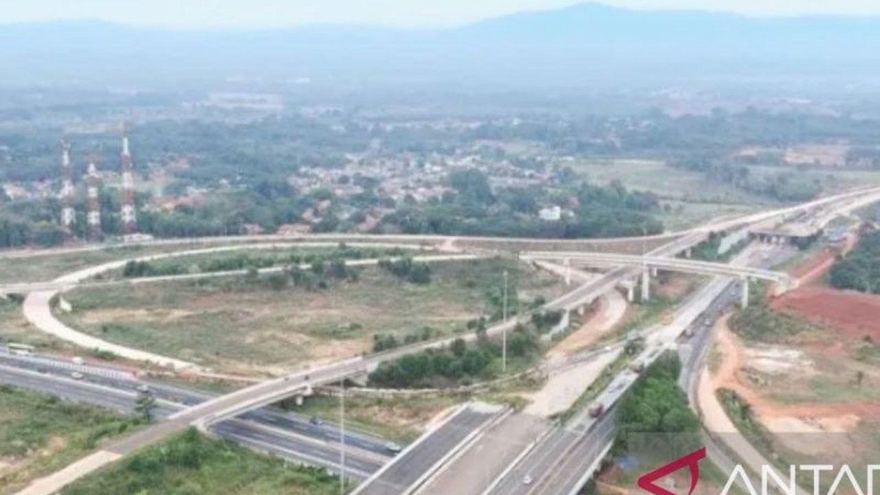 Petugas membuka akses Sadang Tol Japek II Selatan untuk mengurai kepadatan lalu lintas arus mudik Lebaran 2026. Jalur alternatif ini gratis dan diharapkan memperlancar perjalanan pemudik.