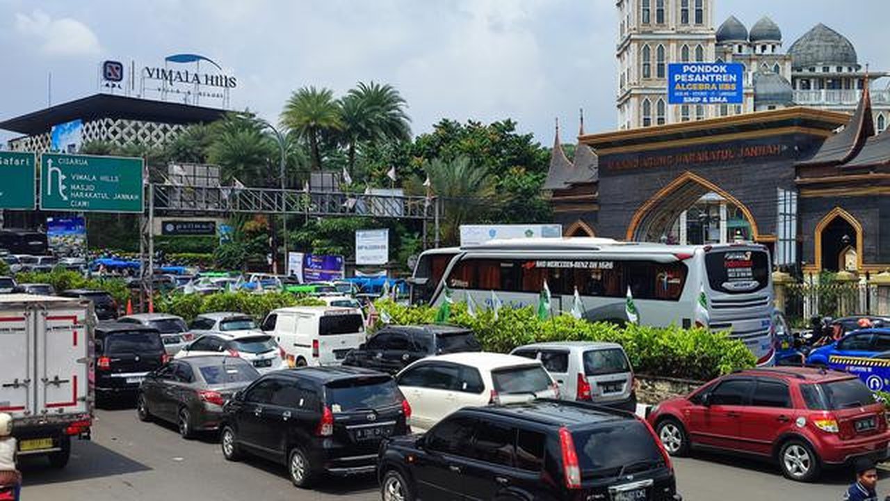 Kepolisian Resor Bogor mulai memberlakukan one way atau satu jalur arah Puncak menuju Jakarta, Senin (24/4/2023) siang.