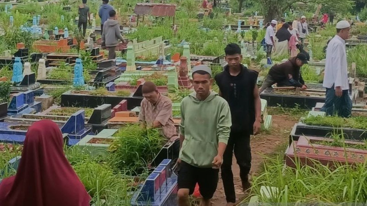 Tradisi ziarah Lebaran masih lestari di Palembang. Ratusan warga memadati Tempat Pemakaman Umum (TPU) di kota ini pada Lebaran kedua Idul Fitri 1447 H, menunjukkan antusiasme tinggi untuk mendoakan keluarga yang telah berpulang.