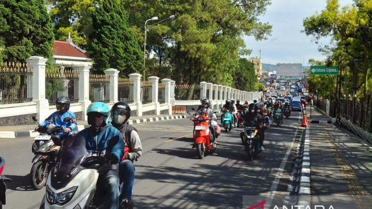 Arus lalu lintas di jalur utama Cianjur masih dipadati pemudik jarak dekat pada H+2 Lebaran, Minggu (22/3). Petugas memberlakukan rekayasa untuk mengurai kepadatan guna kelancaran Pemudik Cianjur H+2 Lebaran.