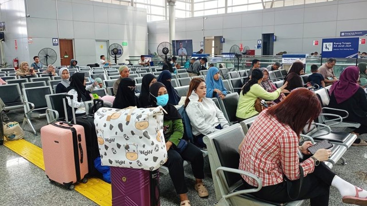 Fenomena mudik Lebaran di Stasiun Jatinegara masih berlanjut pasca-Idul Fitri 1447 H, menunjukkan pergeseran pola perjalanan masyarakat yang memilih menghindari puncak kepadatan dan mencari kenyamanan.