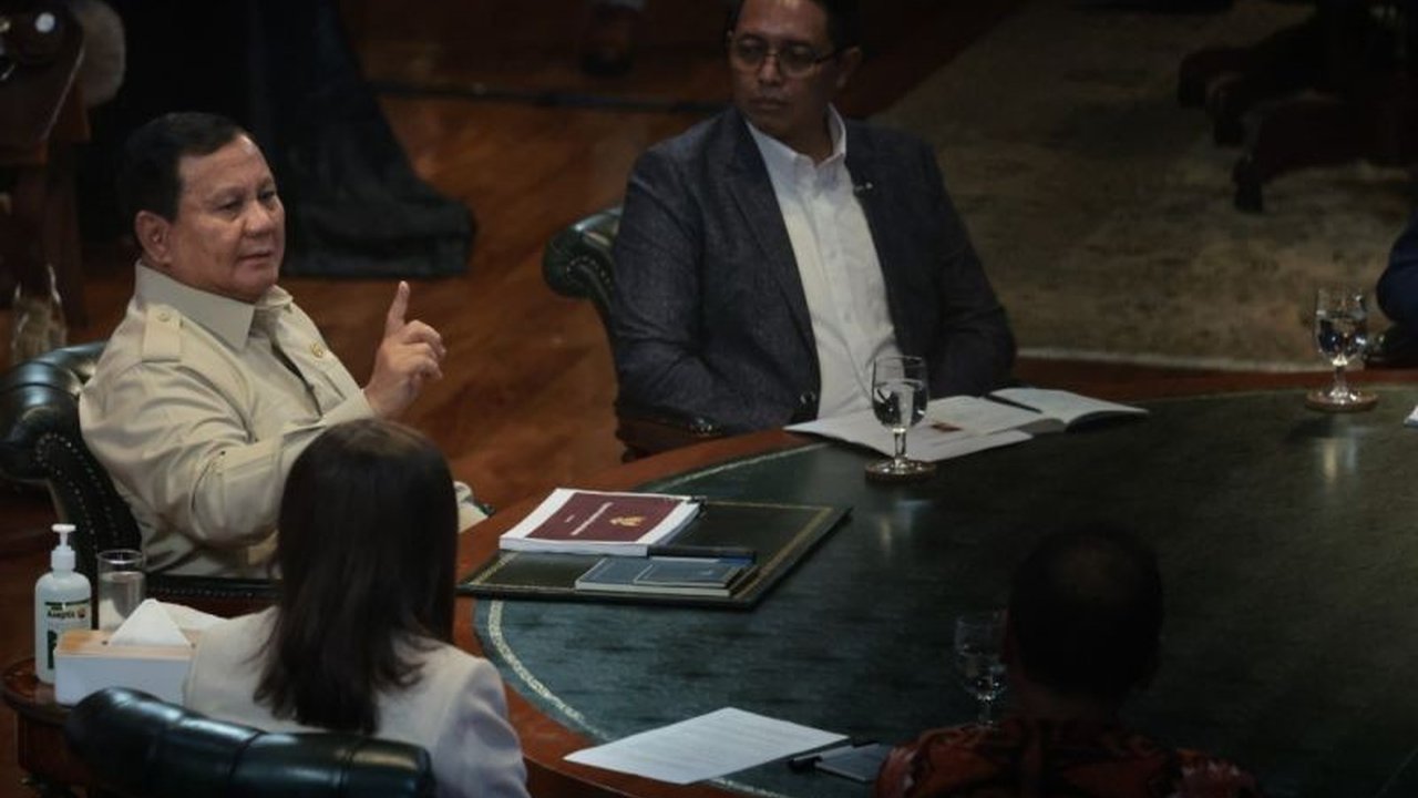 Presiden Prabowo Subianto menegaskan komitmennya terhadap Program Makan Bergizi Gratis, menyatakan anggaran lebih baik dialokasikan untuk memberi makan rakyat daripada dikorupsi demi mengatasi stunting dan menggerakkan ekonomi nasional.