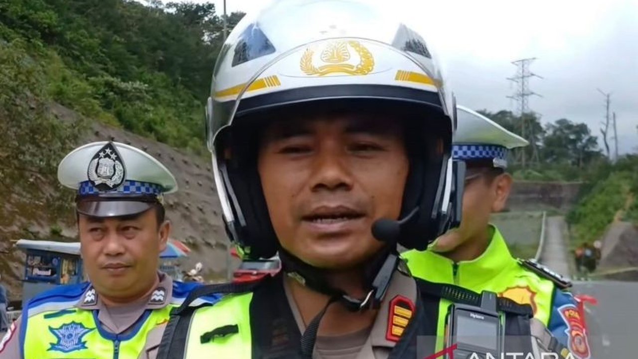 Polres Cianjur kembali menerapkan sistem satu arah di jalur Puncak pada H+2 Lebaran untuk mengurai kemacetan parah akibat lonjakan volume kendaraan. Langkah ini diambil setelah upaya penyekatan tidak efektif.