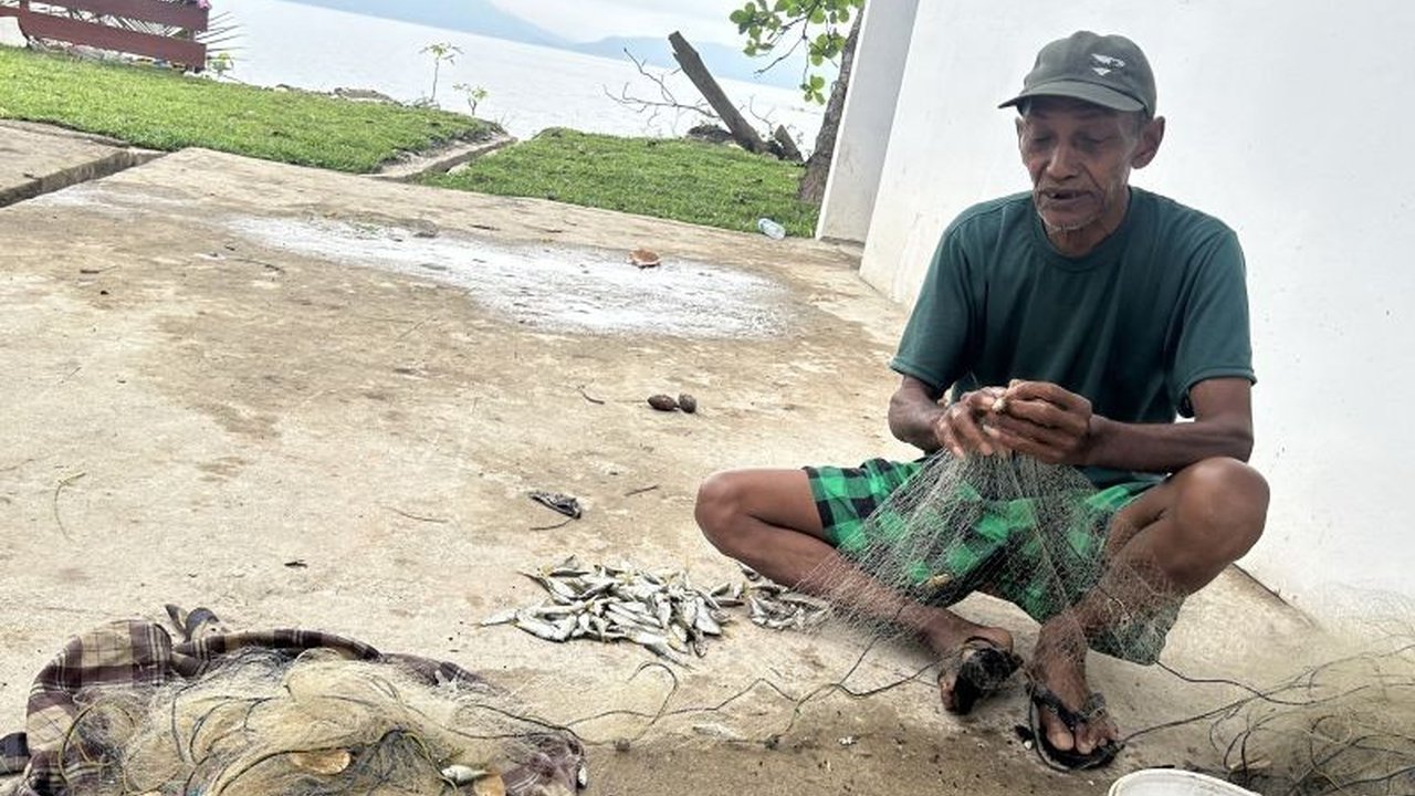 Penyintas bencana di Danau Singkarak perlahan bangkit, memulai aktivitas menjala ikan bilih. Simak bagaimana pemulihan ekonomi Danau Singkarak berlangsung di tengah tantangan pascabencana.