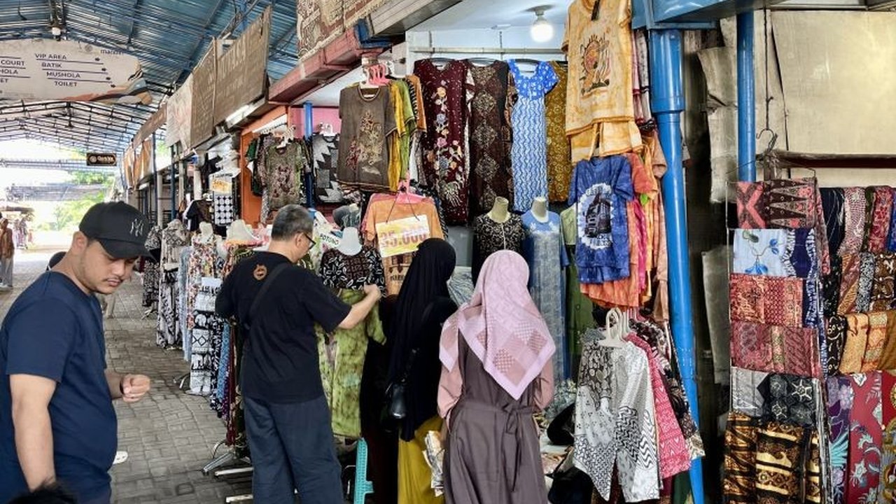 Jelang Lebaran, sejumlah pemudik memanfaatkan perjalanan mereka untuk berburu batik khas Pekalongan di Pasar Grosir Batik Setono, menjadikannya oleh-oleh favorit keluarga.