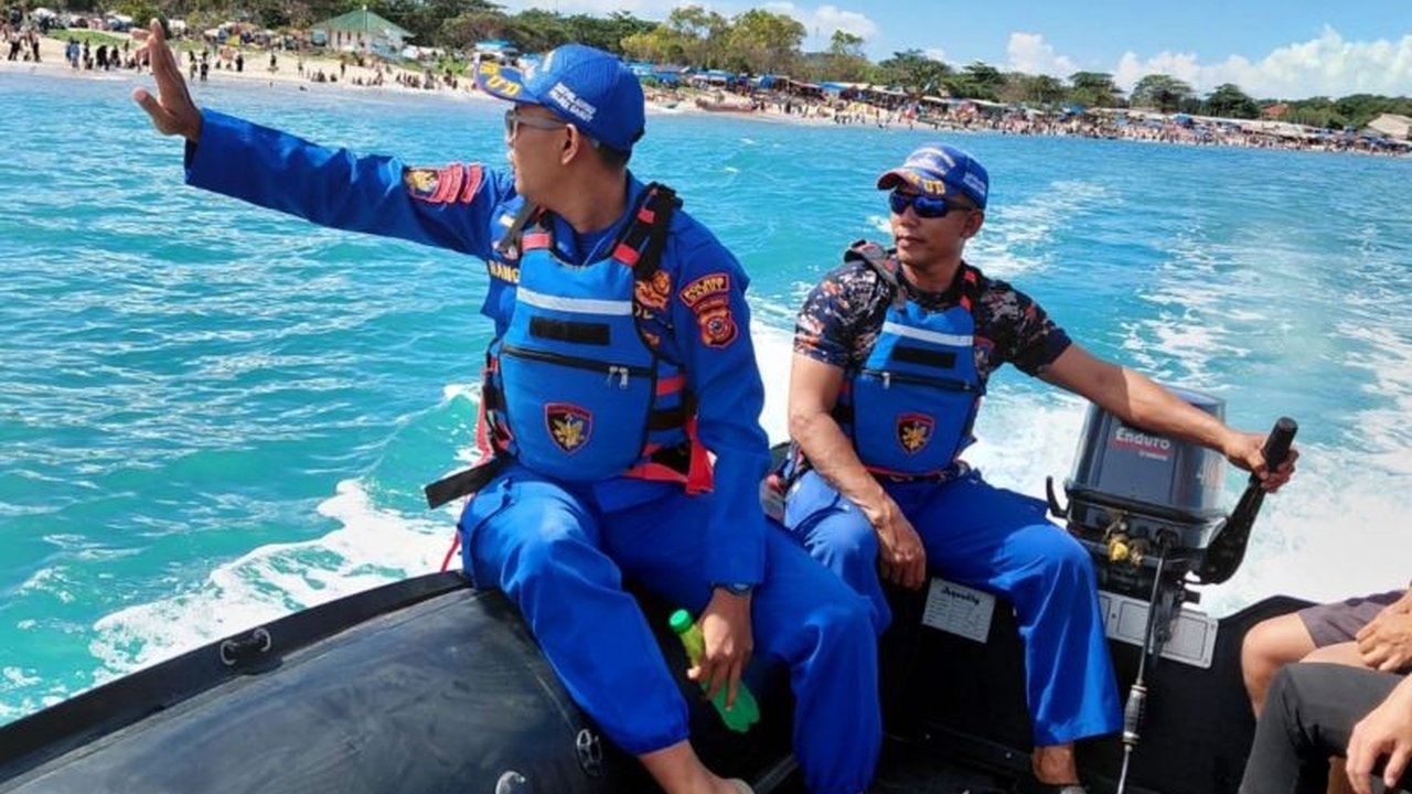 Satpolairud Garut gencar melaksanakan patroli pengamanan di kawasan wisata pantai selama libur Lebaran, memastikan keselamatan wisatawan dan mencegah kecelakaan laut yang berpotensi terjadi.