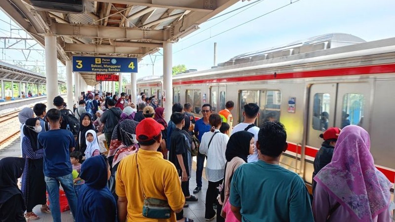 KRL Jabodetabek menjadi pilihan utama warga untuk bersilaturahmi pada hari kedua Lebaran 1447 H. Meskipun padat, efisiensi dan biaya terjangkau membuat KRL Jabodetabek tetap diminati.