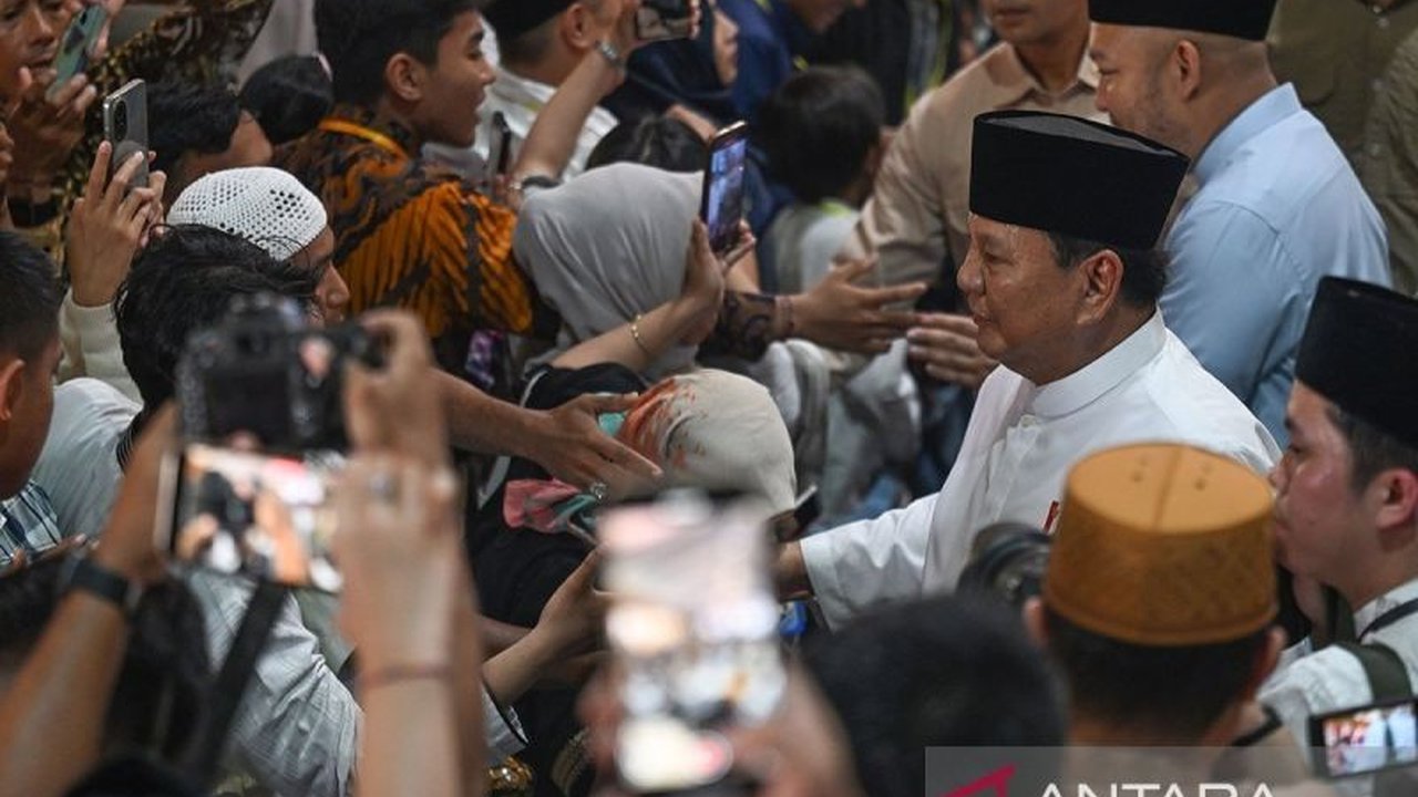Perayaan Idul Fitri 2026 di Indonesia ditandai dengan semangat persatuan dan aksesibilitas, dari Istana Merdeka hingga tenda pengungsian, mencerminkan kematangan bangsa dalam menghadapi berbagai tantangan.