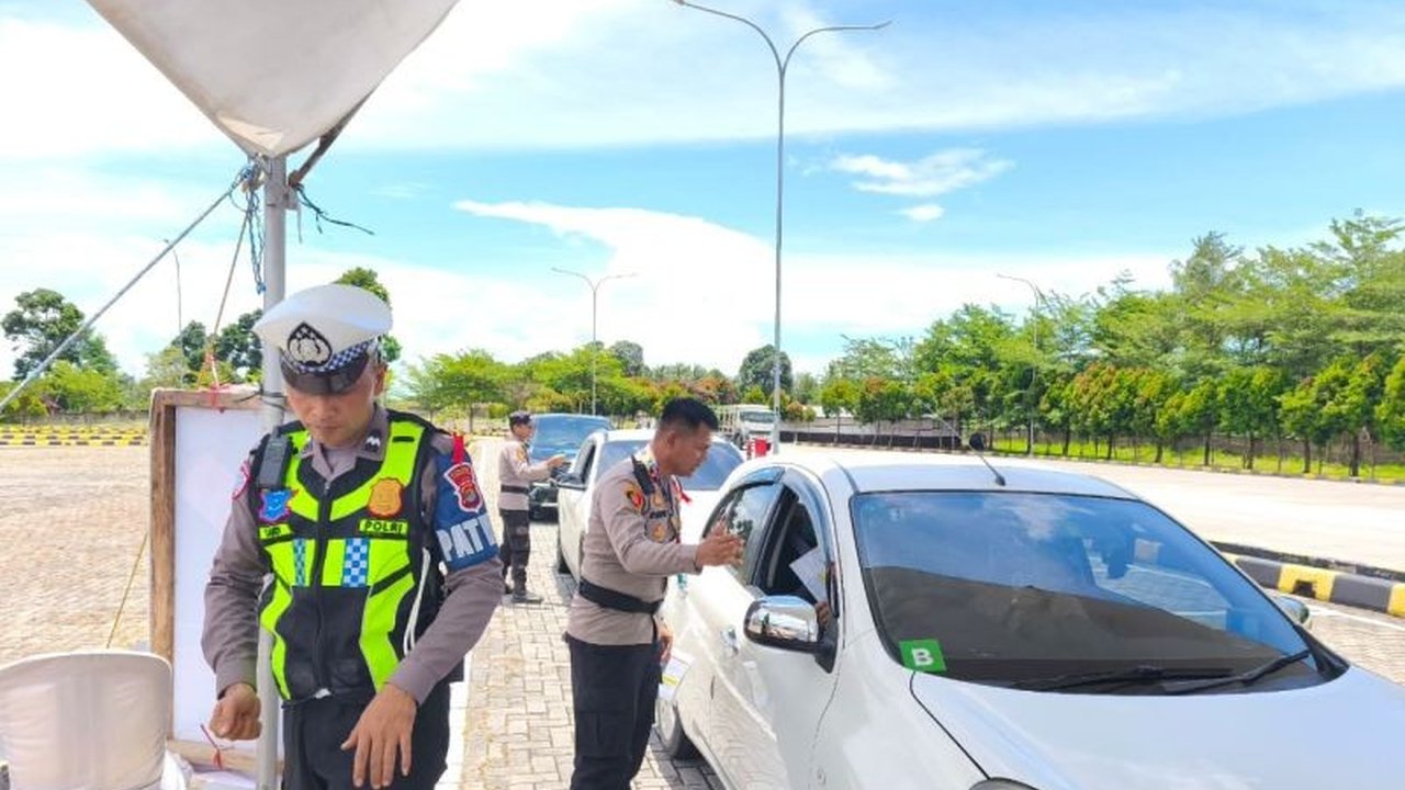Polres Lampung Selatan memberlakukan sistem skrining tiket dan stiker penanda di sejumlah titik untuk mengurai kepadatan kendaraan di Pelabuhan Bakauheni. Langkah ini diharapkan menjaga kelancaran arus mudik dan balik Lebaran, serta mengoptimalkan Skrinin