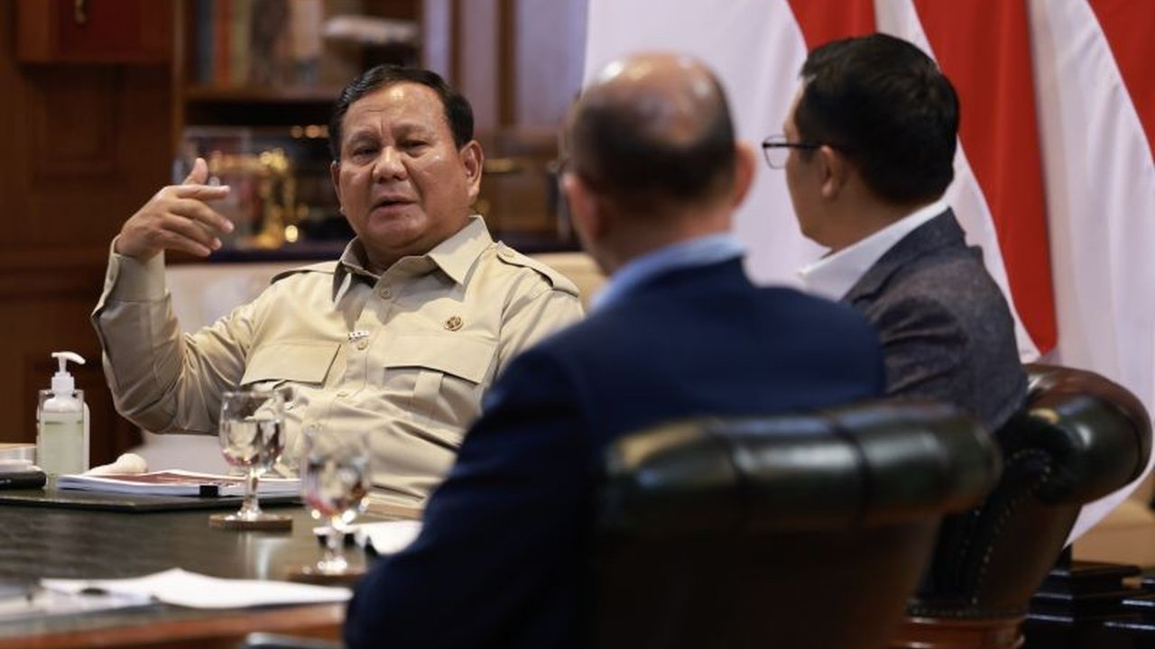 Presiden Prabowo Subianto menargetkan pertumbuhan ekonomi nasional mencapai 8 persen. Berbagai program strategis seperti Makan Bergizi Gratis (MBG) dan pembangunan perumahan rakyat menjadi kunci utama penciptaan lapangan kerja masif.