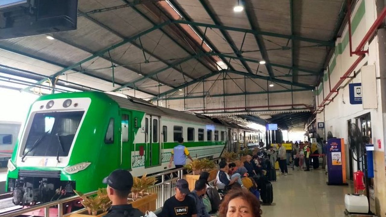 Arus Mudik Lebaran KAI Madiun 2026 menunjukkan lonjakan signifikan pada hari kedua Lebaran, dengan puluhan ribu penumpang memadati stasiun. PT KAI Daop 7 Madiun mencatat peningkatan mobilitas masyarakat yang tinggi.
