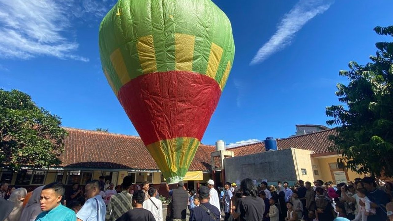 Tradisi Ngapungkeun Balon Garut di Kampung Panawuan menjadi daya tarik unik setiap Lebaran, mempererat silaturahim dan gotong royong warga, sekaligus berpotensi sebagai wisata kearifan lokal.