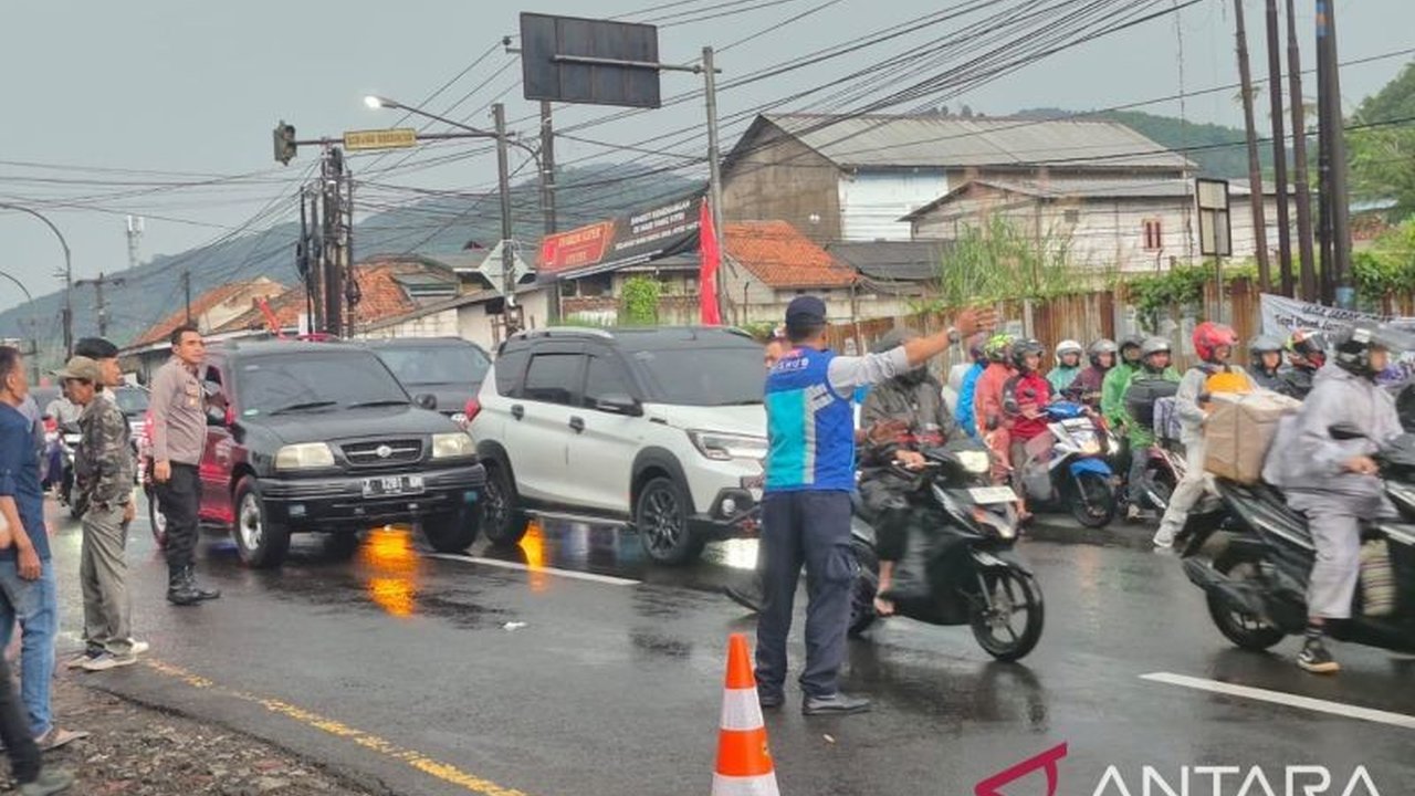 Dinas Perhubungan Kabupaten Bandung mencatat lonjakan signifikan volume kendaraan hingga 104.600 unit di kawasan wisata Pacira saat libur akhir pekan, didominasi wisatawan. Simak detailnya.