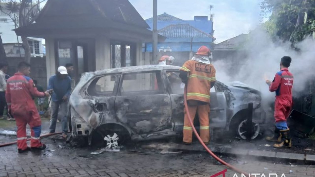 Tim Pemadam Kebakaran (Damkar) Cianjur sigap memadamkan kebakaran mobil di Perumahan Kota Bunga, Cipanas. Insiden kebakaran mobil ini diduga akibat percikan api gardu listrik.