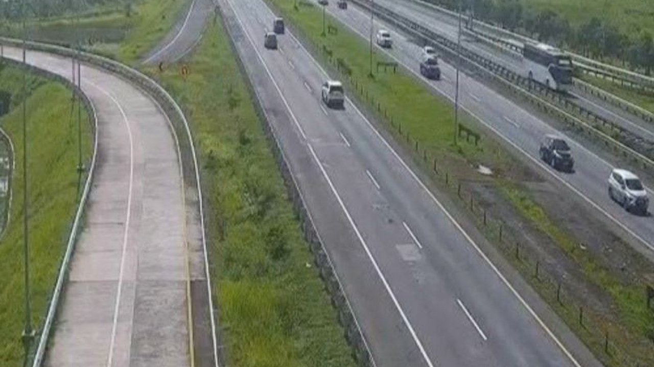 Arus Balik Lebaran di Tol Cipali arah Cirebon melonjak signifikan pada H+1, mencapai 34,6 persen. Simak detail kepadatan lalu lintas dan imbauan penting untuk pengendara demi kelancaran perjalanan.