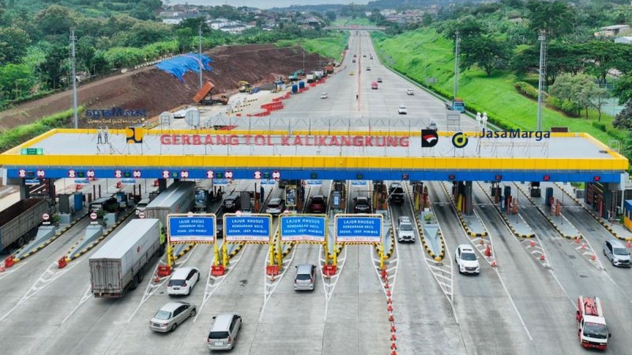 Gerbang Tol Kalikangkung Semarang mencatat lonjakan volume kendaraan dari arah Jakarta menuju Jawa Tengah pada hari kedua Lebaran, Minggu (22/3), menunjukkan **kepadatan arus balik Kalikangkung** yang signifikan.