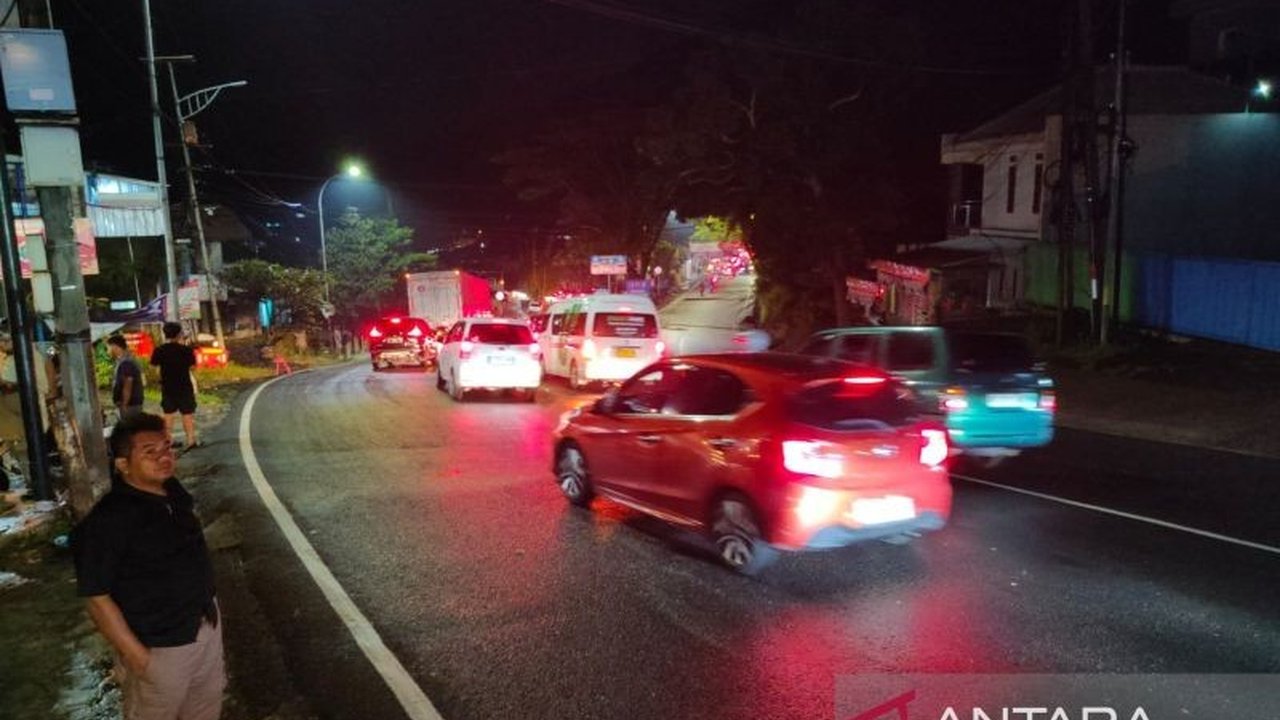 Jalur Nagreg, Kabupaten Bandung, masih alami kepadatan kendaraan pada Minggu malam. Fenomena kepadatan Jalur Nagreg ini dipicu percampuran arus mudik lokal dan wisata, serta awal arus balik Lebaran 2026.