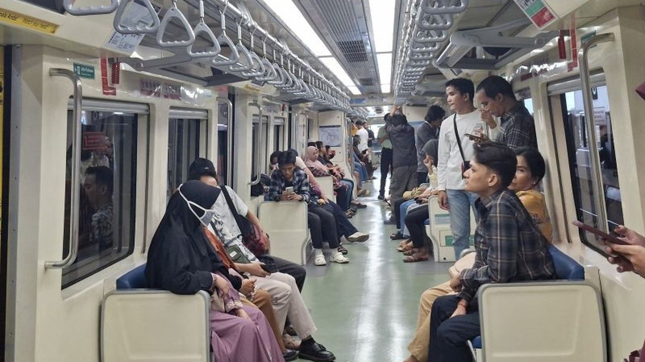 Libur Lebaran 2026, warga Jakarta dan sekitarnya memadati layanan LRT Jabodebek, memanfaatkan promo Tarif Lebaran Rp1 untuk berwisata dan bersilaturahmi, khususnya menuju Stasiun Dukuh Atas yang terintegrasi.