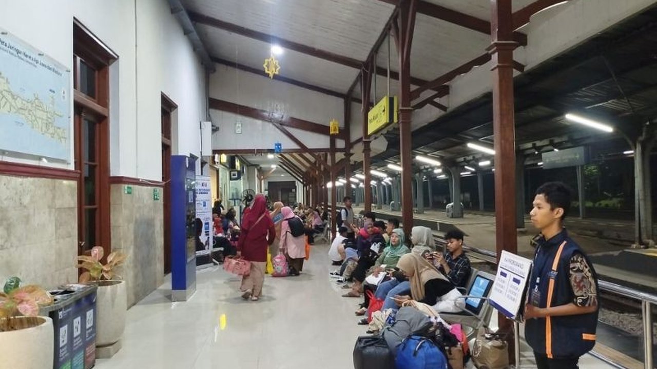 Kepadatan penumpang kereta api saat Arus Balik Lebaran 2026 mulai terlihat di Daop 9 Jember, dengan lebih dari 11 ribu orang menggunakan layanan KAI pada H2 Lebaran.