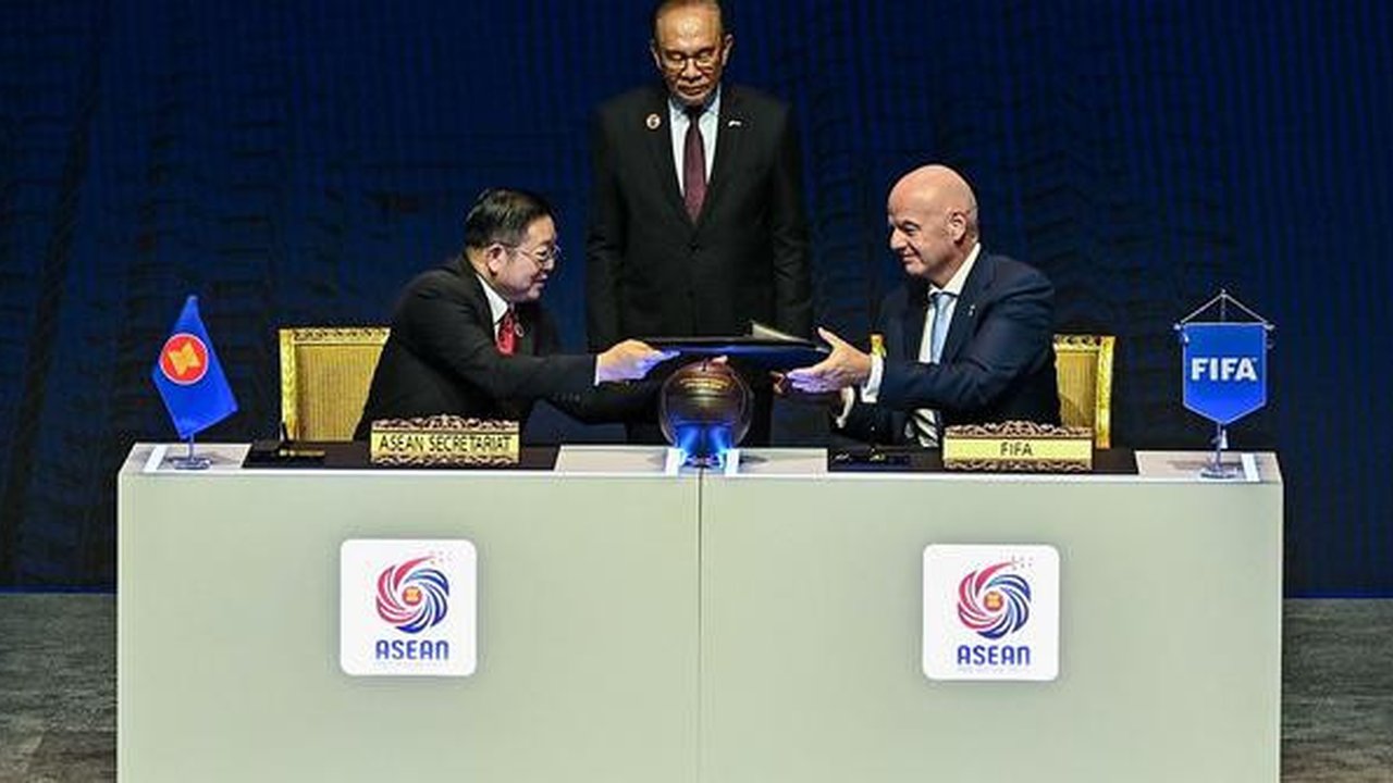 FIFA meluncurkan turnamen baru bertajuk FIFA ASEAN Cup yang akan diikuti oleh seluruh 11 negara anggota ASEAN. (Bola.com/Dok.Instagram Gianni Infantino).