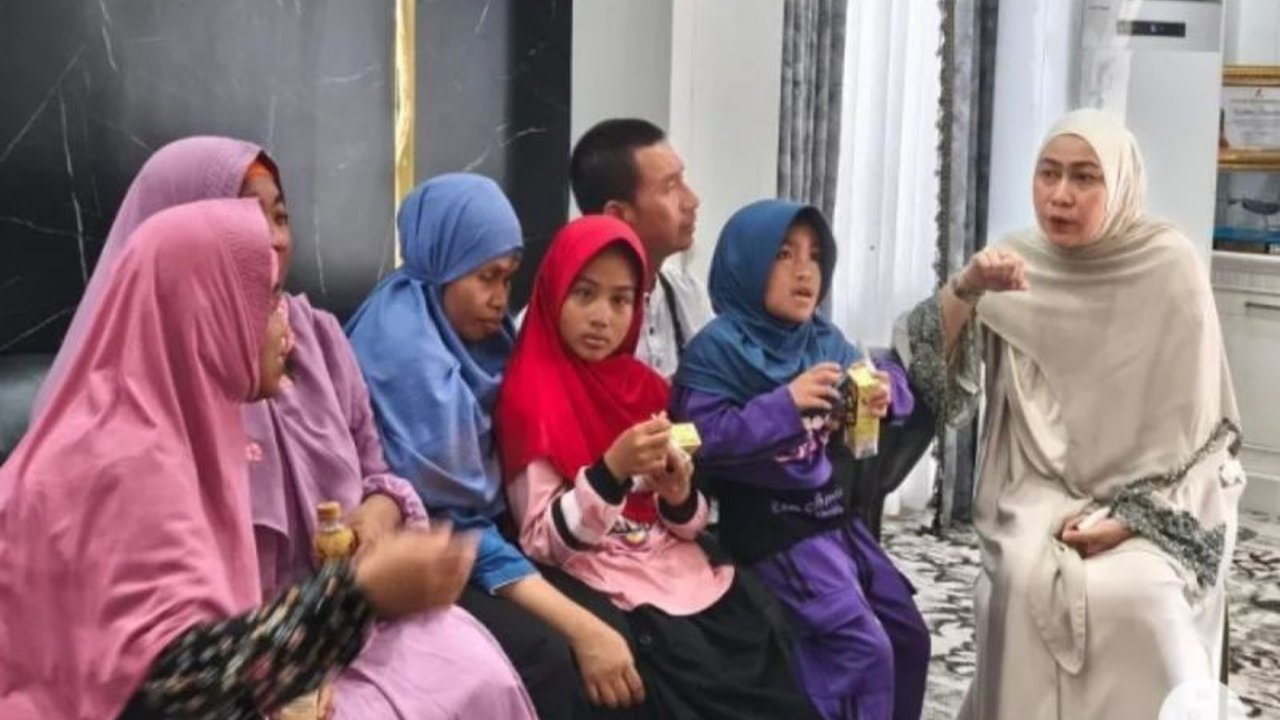Wali Kota Banjarbaru Erna Lisa Halaby secara sederhana menyambut rombongan disabilitas saat Idul Fitri, menegaskan komitmennya untuk kebijakan yang inklusif bagi seluruh masyarakat. Simak selengkapnya di sini.
