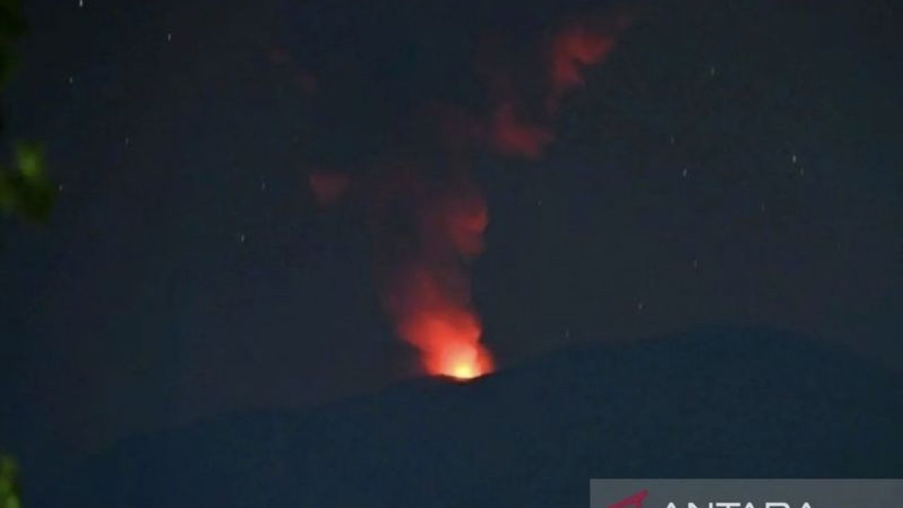 Gunung Ibu di Halmahera Barat kembali erupsi dengan tinggi kolom abu mencapai 600 meter. Pusat Vulkanologi dan Mitigasi Bencana Geologi (PVMBG) telah mengeluarkan rekomendasi penting untuk keselamatan warga terkait aktivitas Gunung Ibu erupsi.