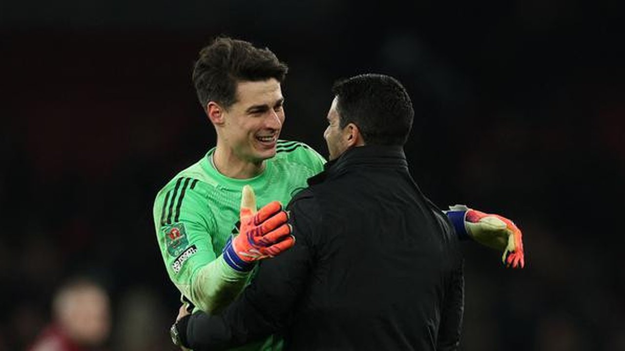 Kepa Arrizabalaga bersama Mikel Arteta saat Arsenal mengalahkan Crystal Palace di perempat final Carabao Cup. (Adrian Dennis / AFP)