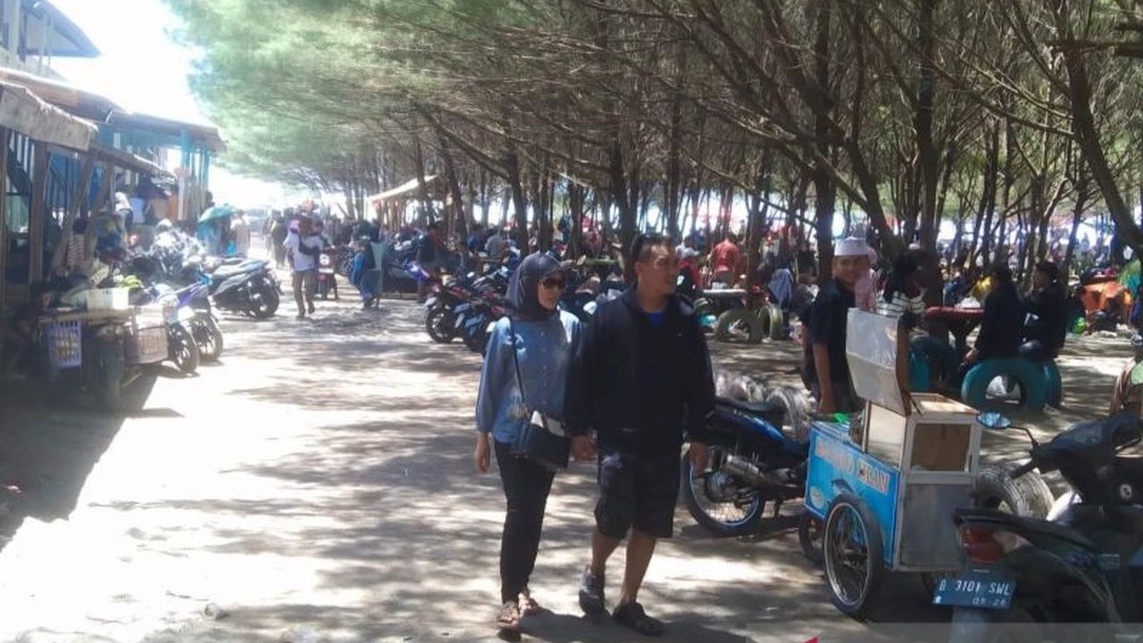 Ribuan wisatawan memadati pantai selatan Cianjur saat libur Lebaran. Petugas gabungan disiagakan untuk memastikan Pengamanan Wisata Pantai Selatan Cianjur, memberikan rasa aman, dan mengantisipasi potensi bahaya.