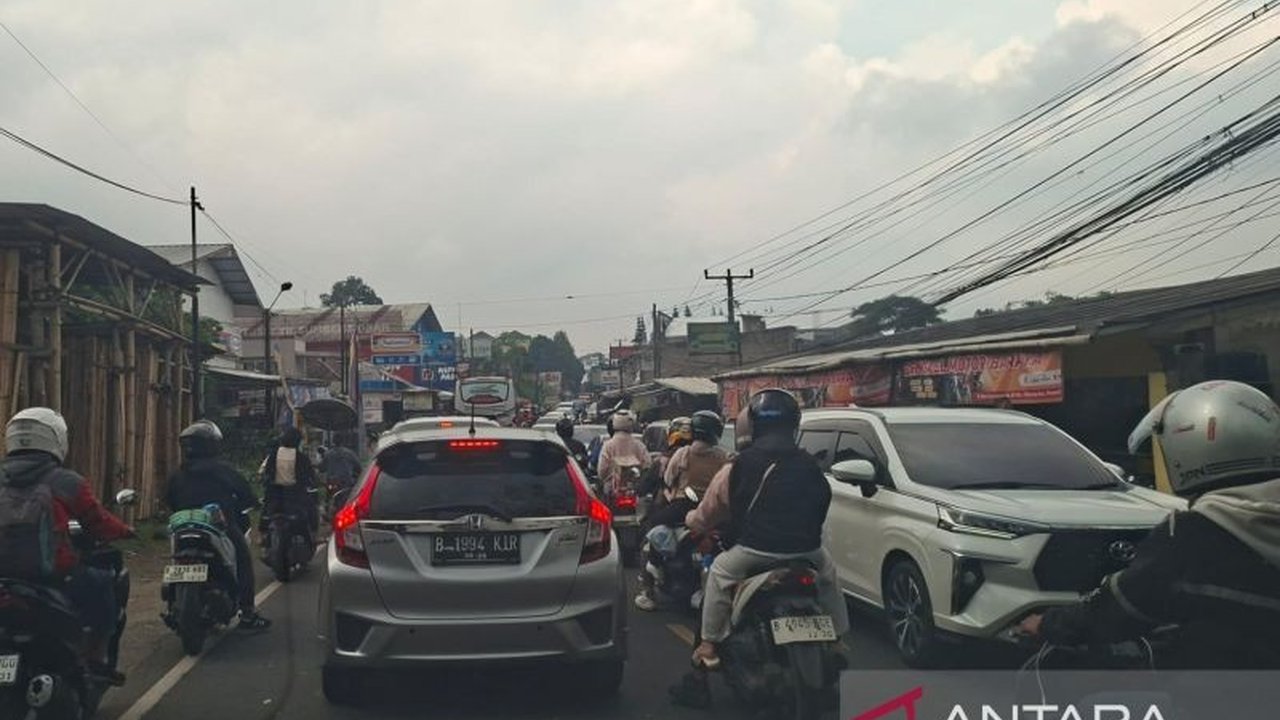 Arus Balik Lebaran Puncak Cianjur alami kemacetan parah H+3, kendaraan mengular hingga 18 kilometer. Simak rekayasa lalu lintas dan jalur alternatif yang disiapkan Polres Cianjur.