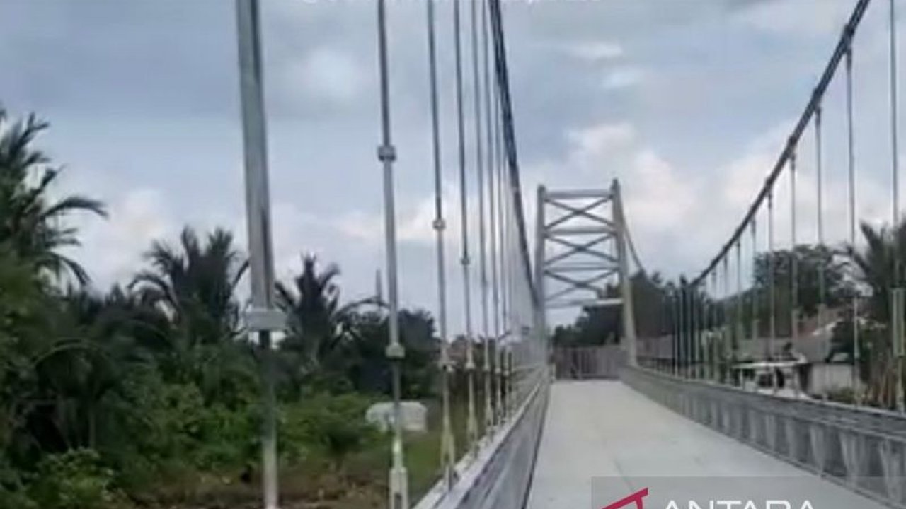 Pemerintah Kota Banjarmasin sedang menyusun perubahan desain untuk menyelesaikan pembangunan Jembatan Cusa Banjarmasin yang vital bagi warga Sungai Andai. Proyek ini diharapkan dapat mengurai kemacetan parah di wilayah tersebut.
