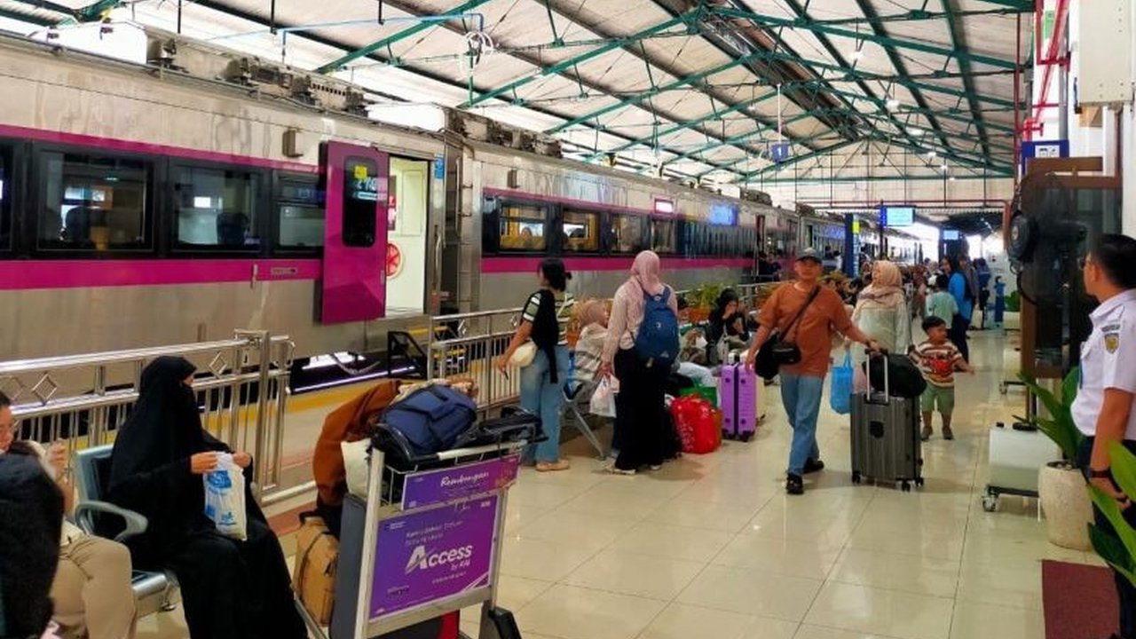 PT KAI Daop 7 Madiun melaporkan adanya lonjakan signifikan pada jumlah penumpang kereta api Lebaran, mencapai 26.673 orang hanya dalam dua hari. Angka ini menunjukkan tingginya minat masyarakat menggunakan moda transportasi KA.