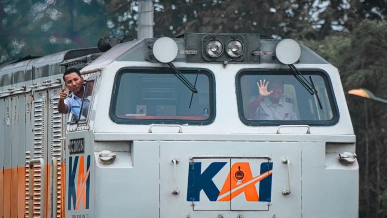 PT Kereta Api Indonesia (KAI) Daerah Operasi (Daop) 3 Cirebon mencatat lonjakan signifikan penumpang pada momen arus balik Lebaran 2026, dengan 12.068 orang diberangkatkan pada hari pertama, menunjukkan tingginya kepercayaan masyarakat terhadap moda trans