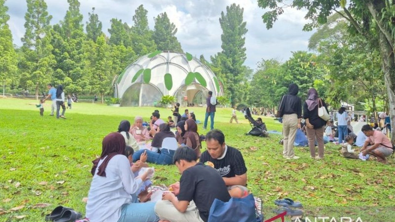 Kebun Raya Bogor mencatat kenaikan pengunjung signifikan hingga 40 persen pada libur Lebaran 2026. Program “Poelang Kampeong” berhasil menarik ribuan wisatawan dan menjadi alternatif menarik bagi masyarakat yang tidak mudik.