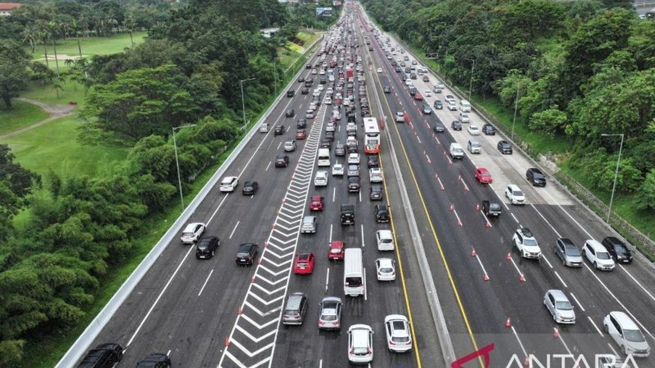 PT Jasamarga Jalanlayang Cikampek (JJC) mencatat **kepadatan Jalan MBZ** masih tinggi pada H+1 Idul Fitri 1447 H, dengan volume kendaraan meningkat signifikan di kedua arah dan menunjukkan aktivitas perjalanan pasca-lebaran yang intens.