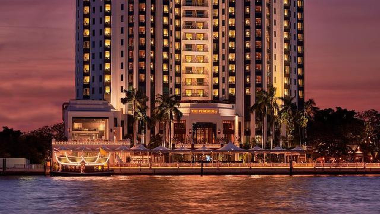 The Peninsula Bangkok merupakan hotel mewah yang letaknya di tepi Sungai Chao Phraya. Hotel ini dekat dengan museum dan situs-situs religius. (Instagram/thepeninsulabangkok)
