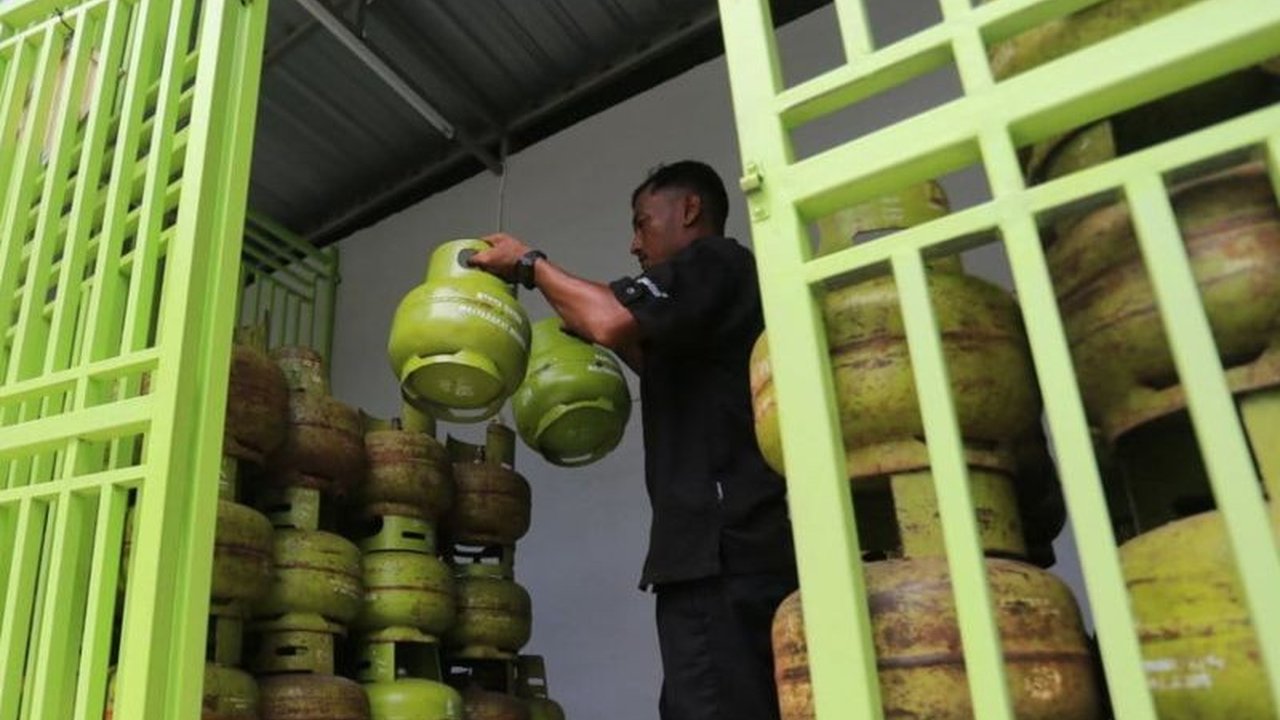 Pemkab Probolinggo mengambil langkah antisipatif dengan mengajukan tambahan pasokan 100 ribu tabung elpiji 3 kg kepada Pertamina, menyusul kekhawatiran lonjakan kebutuhan menjelang Lebaran dan isu global. Tambahan Pasokan Elpiji 3 Kg Probolinggo ini dihar