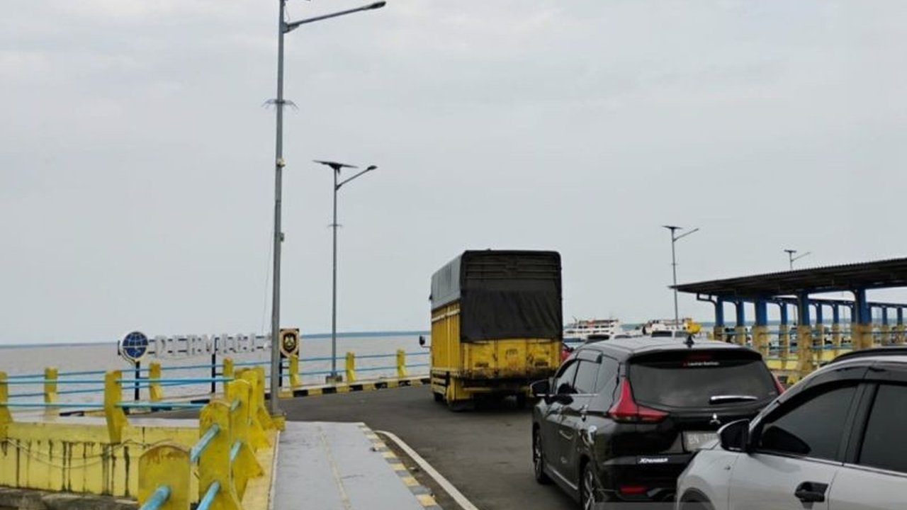 Menjelang puncak Arus Balik Lebaran 2026, Pelabuhan Tanjung Api-Api (TAA) di Banyuasin, Sumatera Selatan, menyiagakan 17 armada kapal feri untuk melayani rute ke Muntok, Bangka Belitung, memastikan perjalanan pemudik berjalan lancar dan aman.