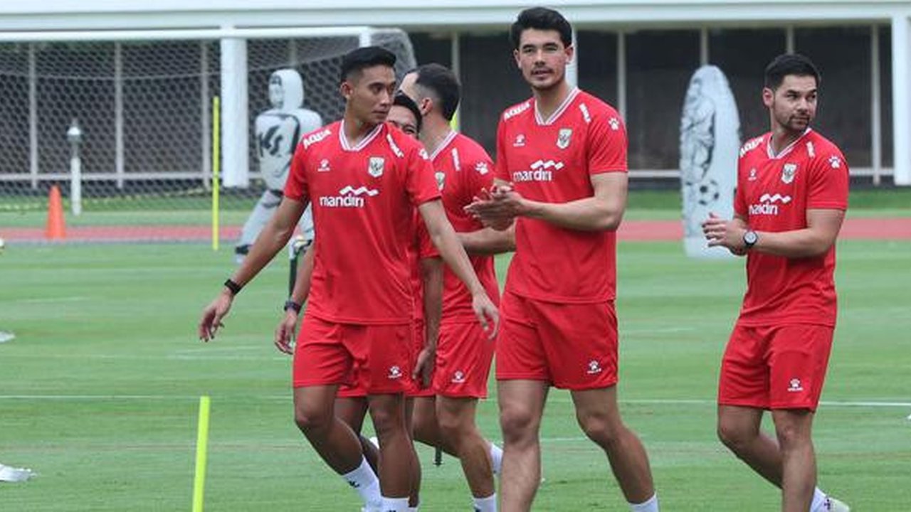 Elkan Baggott yang sempat lama absen dari skuad Garuda, tampak mengikuti latihan bersama rekan-rekannya. Tampak dalam foto, pemain Timnas Indonesia, Elkan Baggott (tengah) saat mengikuti sesi