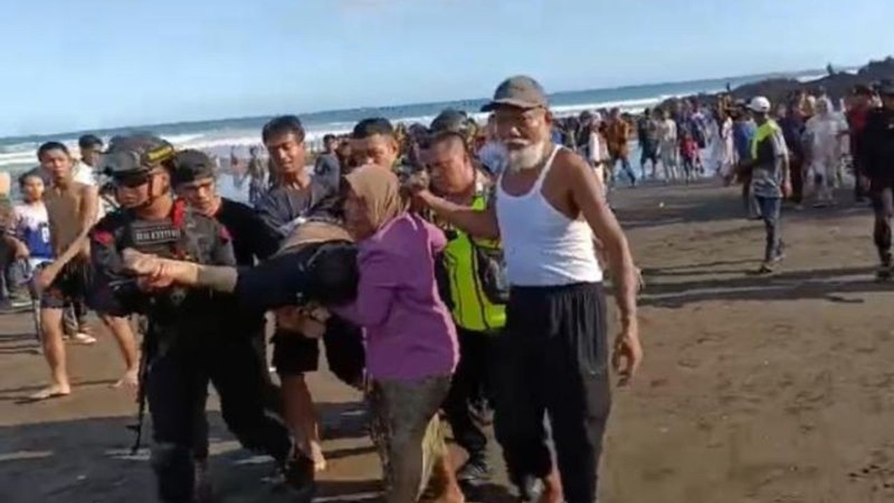 Seorang wisatawan asal Bogor tewas tenggelam di Pantai Padabumi, Tasikmalaya, setelah berupaya menyelamatkan anak kecil dari gulungan ombak. Insiden tragis ini menjadi peringatan penting bagi pengunjung pantai.