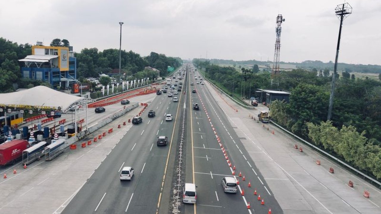 PT Jasamarga Transjawa Tol (JTT) mencatat lonjakan signifikan volume kendaraan menuju Jakarta, mencapai 133 ribu unit hingga H+2 Idulfitri, menandai puncak Arus Balik Lebaran Jasa Marga.