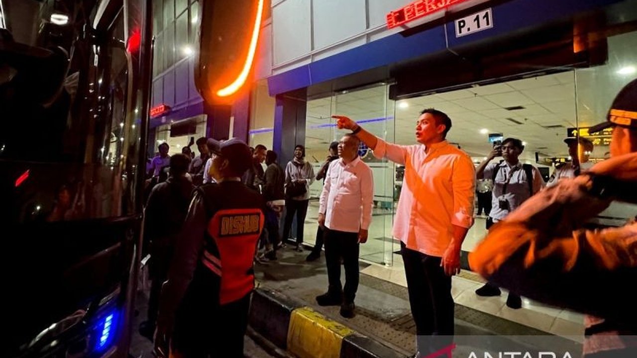 Menteri Perhubungan Dudy Purwagandhi dan Sekretaris Kabinet Teddy Indra Wijaya meninjau langsung Pemantauan Arus Balik Lebaran 1447 H di Terminal Pulo Gebang, memastikan kelancaran dan keamanan perjalanan pemudik.