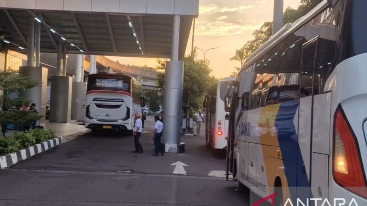 Bandara Internasional Soekarno-Hatta (Soetta) memastikan kesiapan layanan arus balik Lebaran 2026 dengan mengoperasikan shuttle bus 24 jam dan Skytrain 23 jam untuk kenyamanan penumpang.