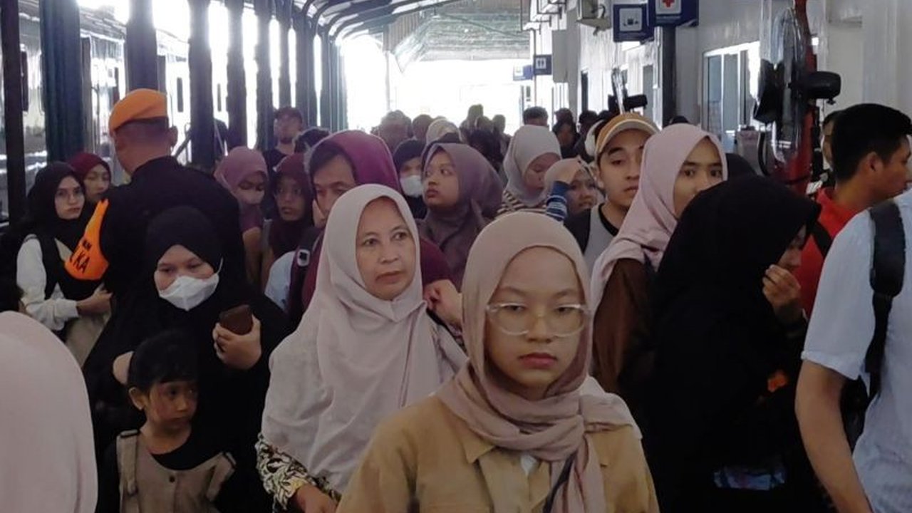 PT KAI Daop 7 Madiun melaporkan Volume Penumpang Lebaran masih melonjak hingga H+4. Simak data lengkap arus balik dan tips keselamatan perjalanan Anda.