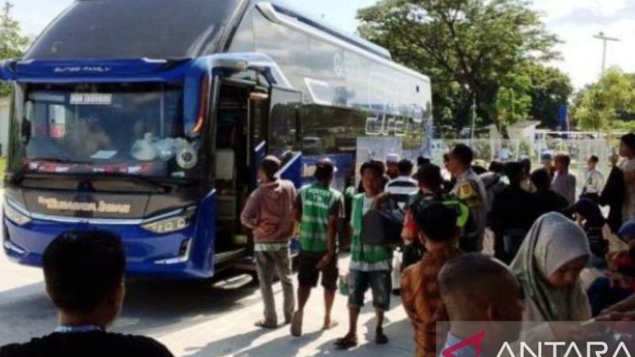Ribuan pemudik mulai memadati Terminal Tipe A Mandalika Mataram pada arus balik Lebaran 1447 H, dengan peningkatan signifikan dibanding tahun sebelumnya. Puncak arus balik Lebaran Mataram diperkirakan terjadi pada H+5 hingga H+7.