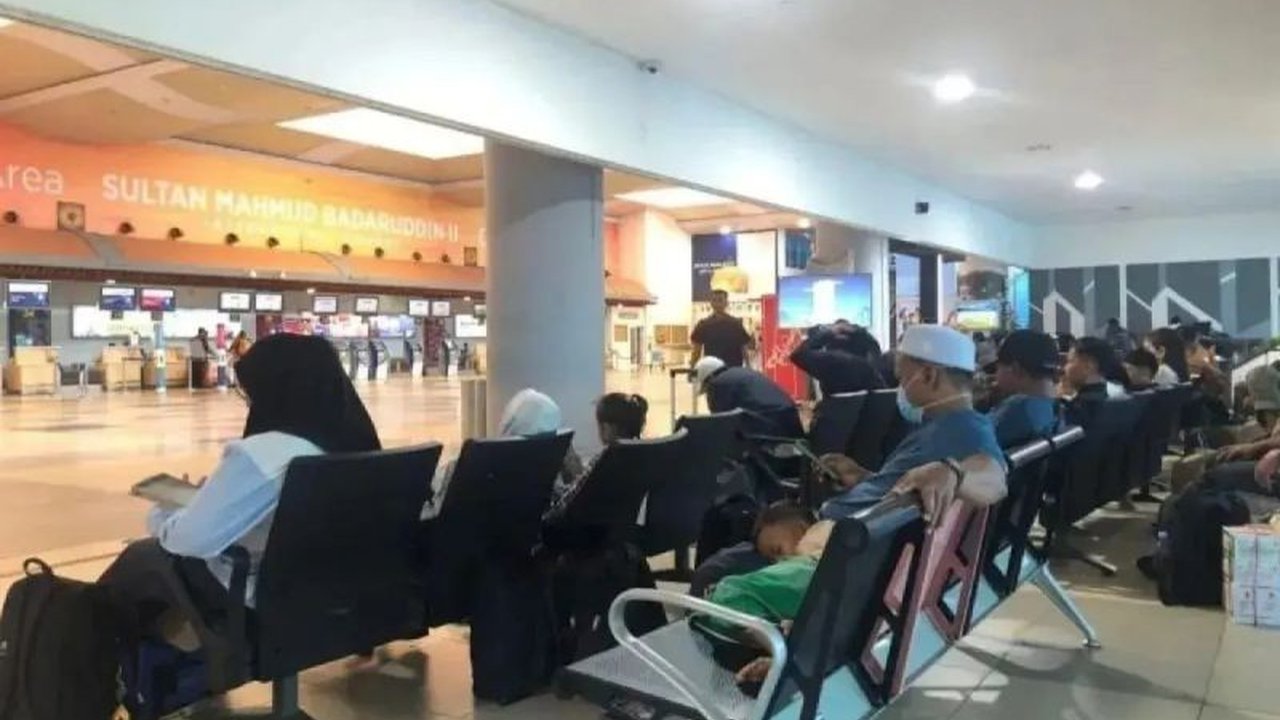 Mobilitas masyarakat pada Arus Balik Lebaran tahun ini melonjak signifikan. Bandara Sultan Mahmud Badaruddin II Palembang mencatat belasan ribu penumpang pada puncaknya, menunjukkan tingginya pergerakan saat Arus Balik Lebaran Bandara Palembang.